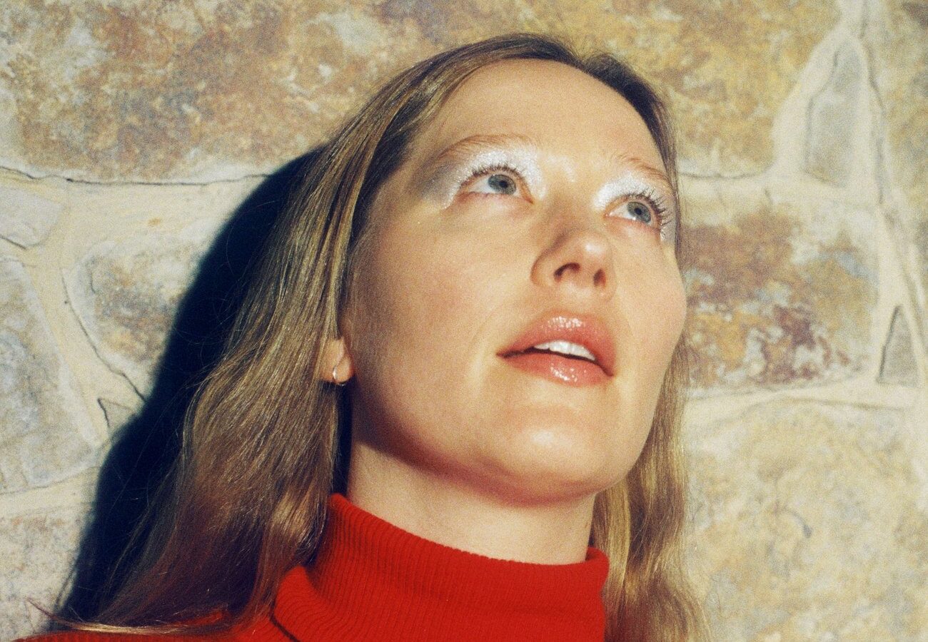 Julia Jacklin a The Hardest Thing című új dal sajtófotóján