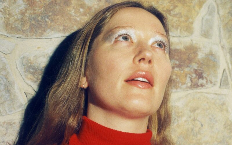 Julia Jacklin a The Hardest Thing című új dal sajtófotóján