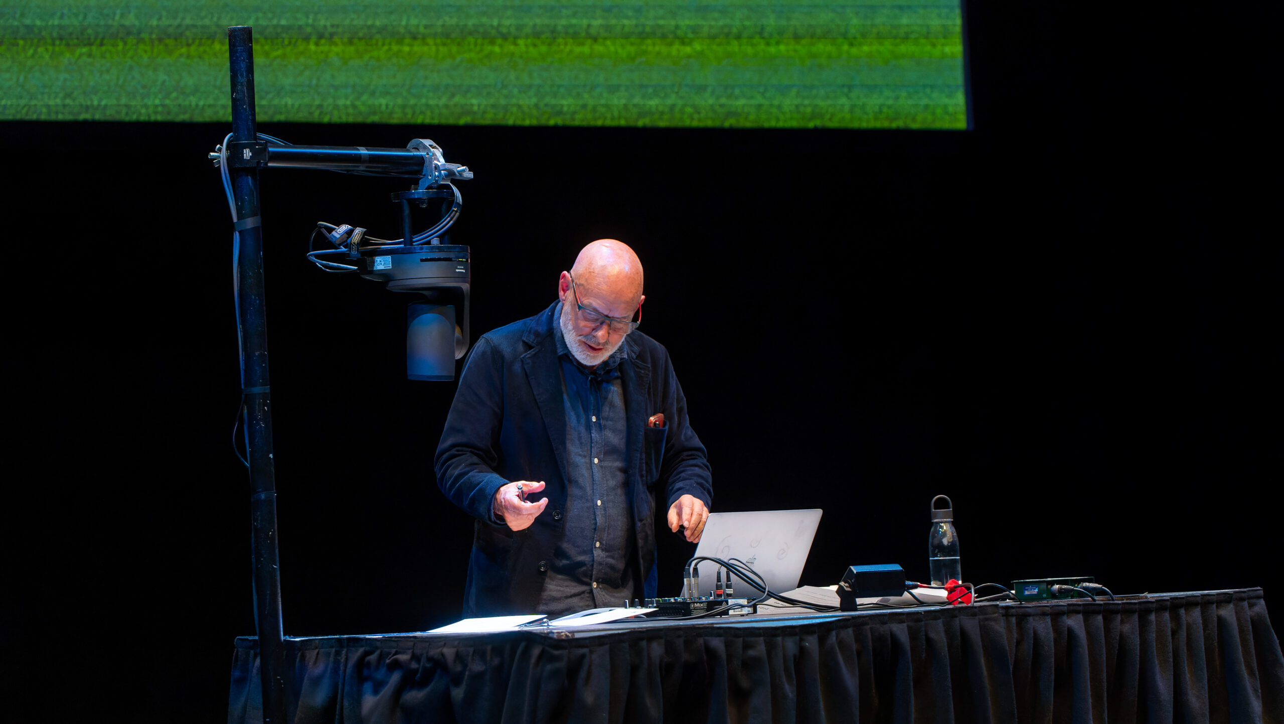 Brian Eno koncert közben a londoni Barbican színpadán
