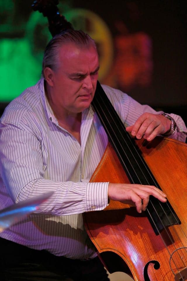 Gayer Ferenc nagybőgőn játszik