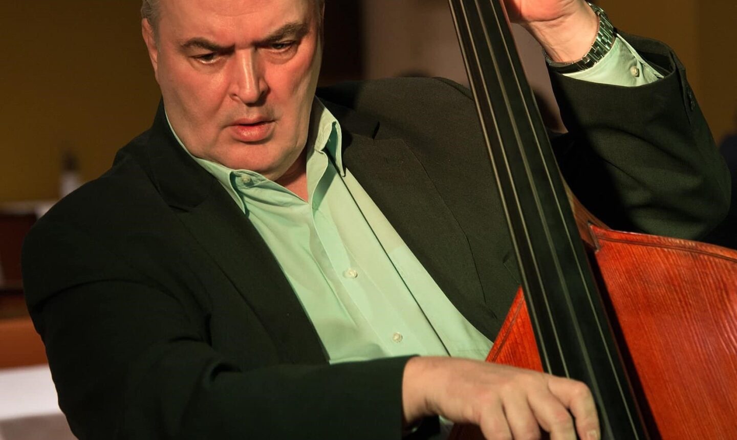 Gayer Ferenc nagybőgőn játszik