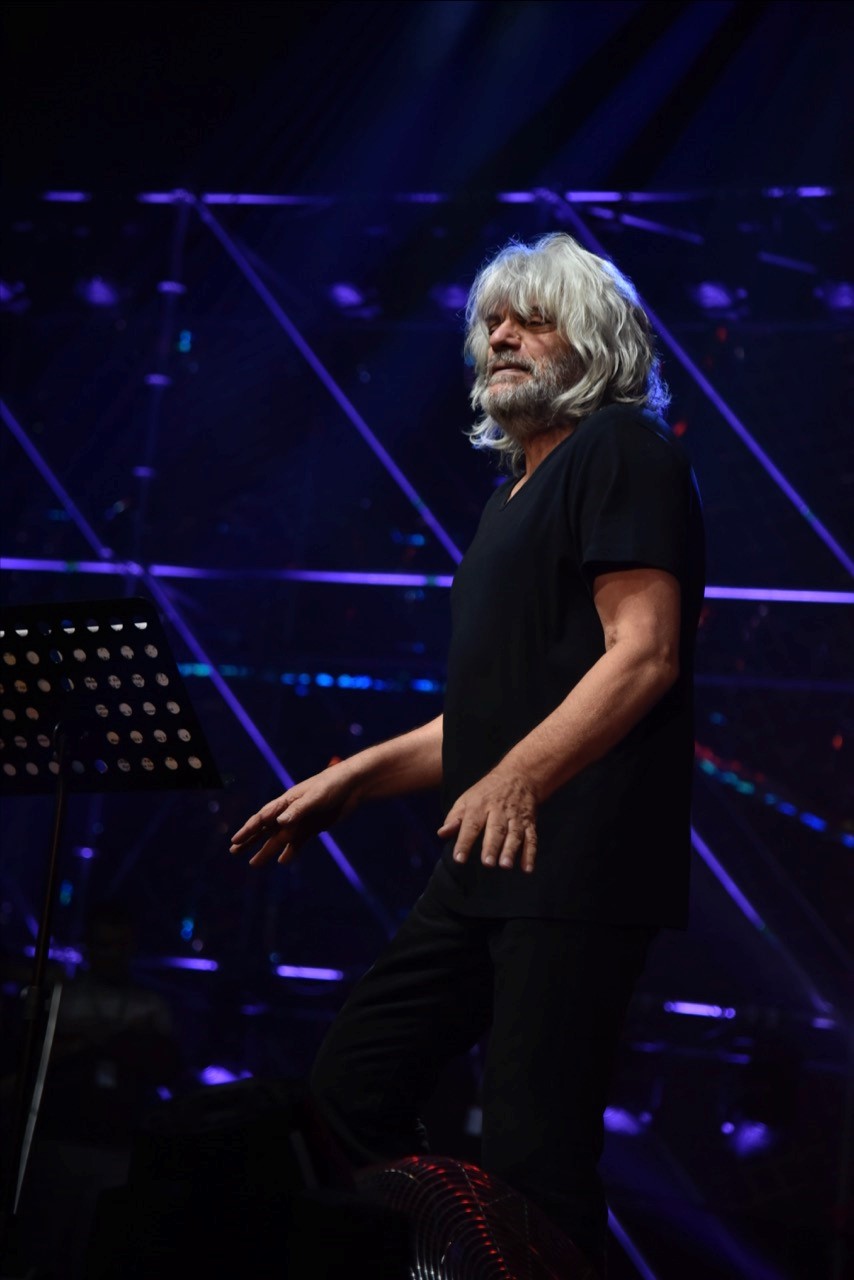 Hobo koncert közben, színpadi fényben