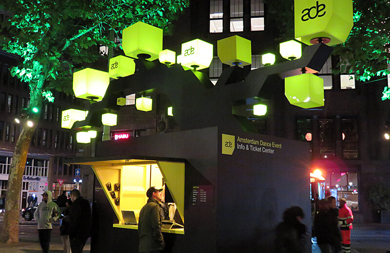 Az Amsterdam Dance Event információs pontja az amszterdami Rembrandt téren, 2016-ban – archív kép