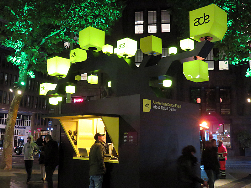 Az Amsterdam Dance Event információs pontja az amszterdami Rembrandt téren, 2016-ban – archív kép